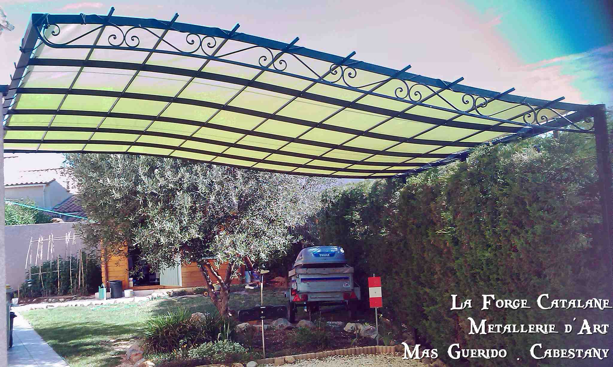 Pergola voiture bache soltis frise avec volutes forge catalane.jpg